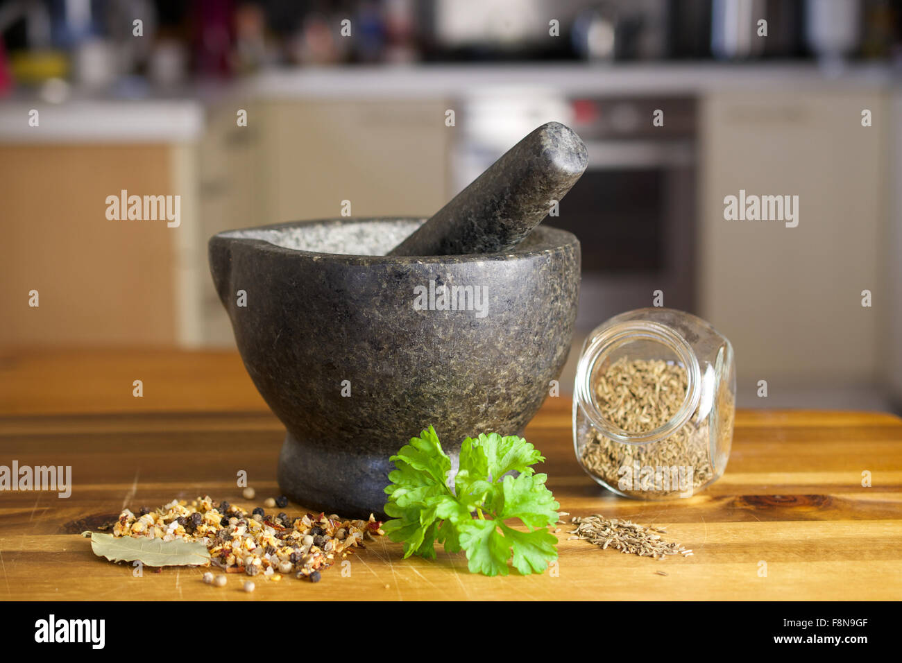 Stein-Mühle, Gewürzen und frischer Petersilie Stockfoto