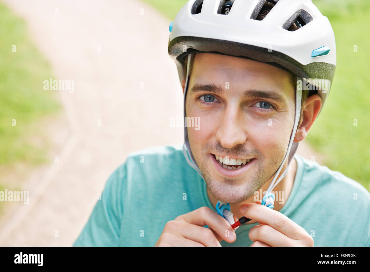 Mann, die Befestigung Riemen der Fahrradhelm Stockfoto
