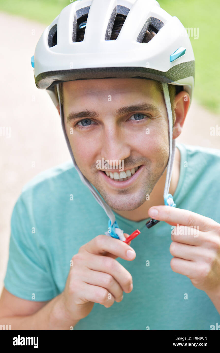 Mann, die Befestigung Riemen der Fahrradhelm Stockfoto