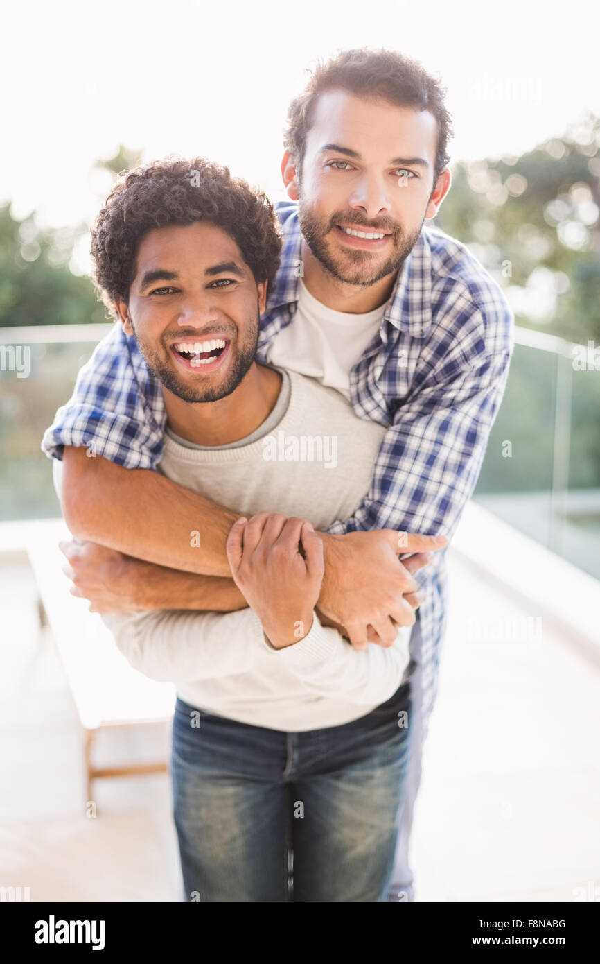Glückliche Schwule Paar Umarmt Im Freien Stockfotografie Alamy