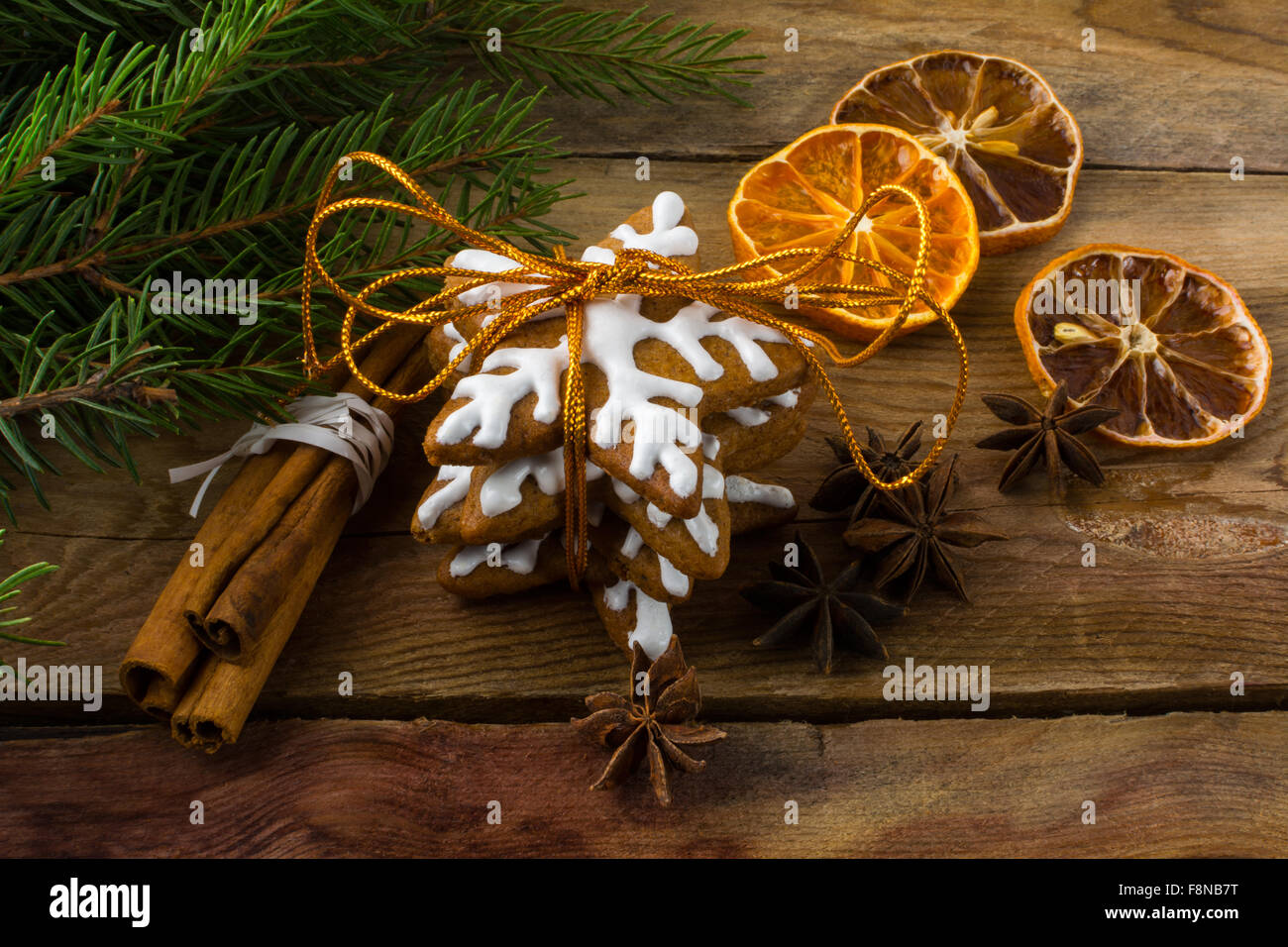 Weihnachten Lebkuchen, Kekse, Zimt, Anis, FRUCHTSCHEIBEN und Tannenzweigen auf einem hölzernen Hintergrund Stockfoto