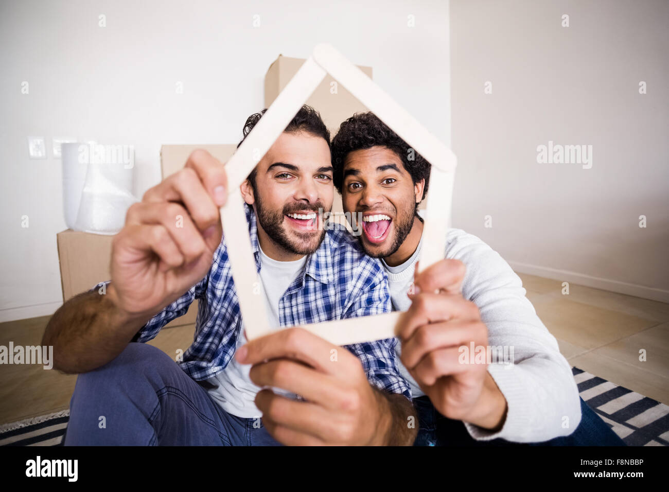 Glückliche Schwule paar halten Haus Gliederung Stockfoto