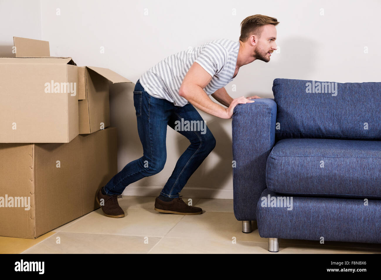 Man bewegt sich Sofa in neues Zuhause Stockfoto
