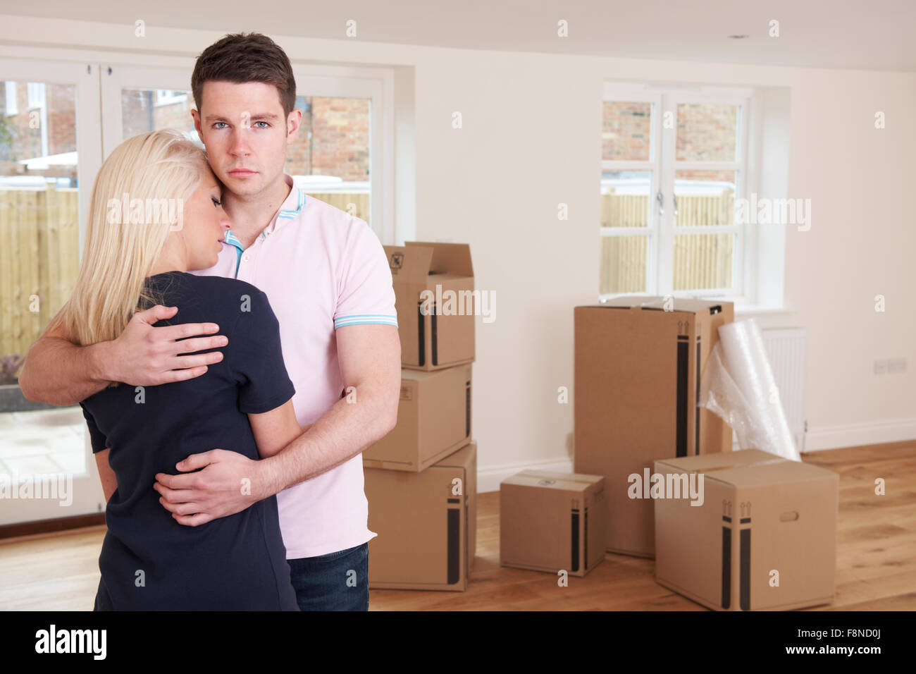Paar gezwungen zu verkaufen Haus durch finanzielle Schwierigkeiten Stockfoto