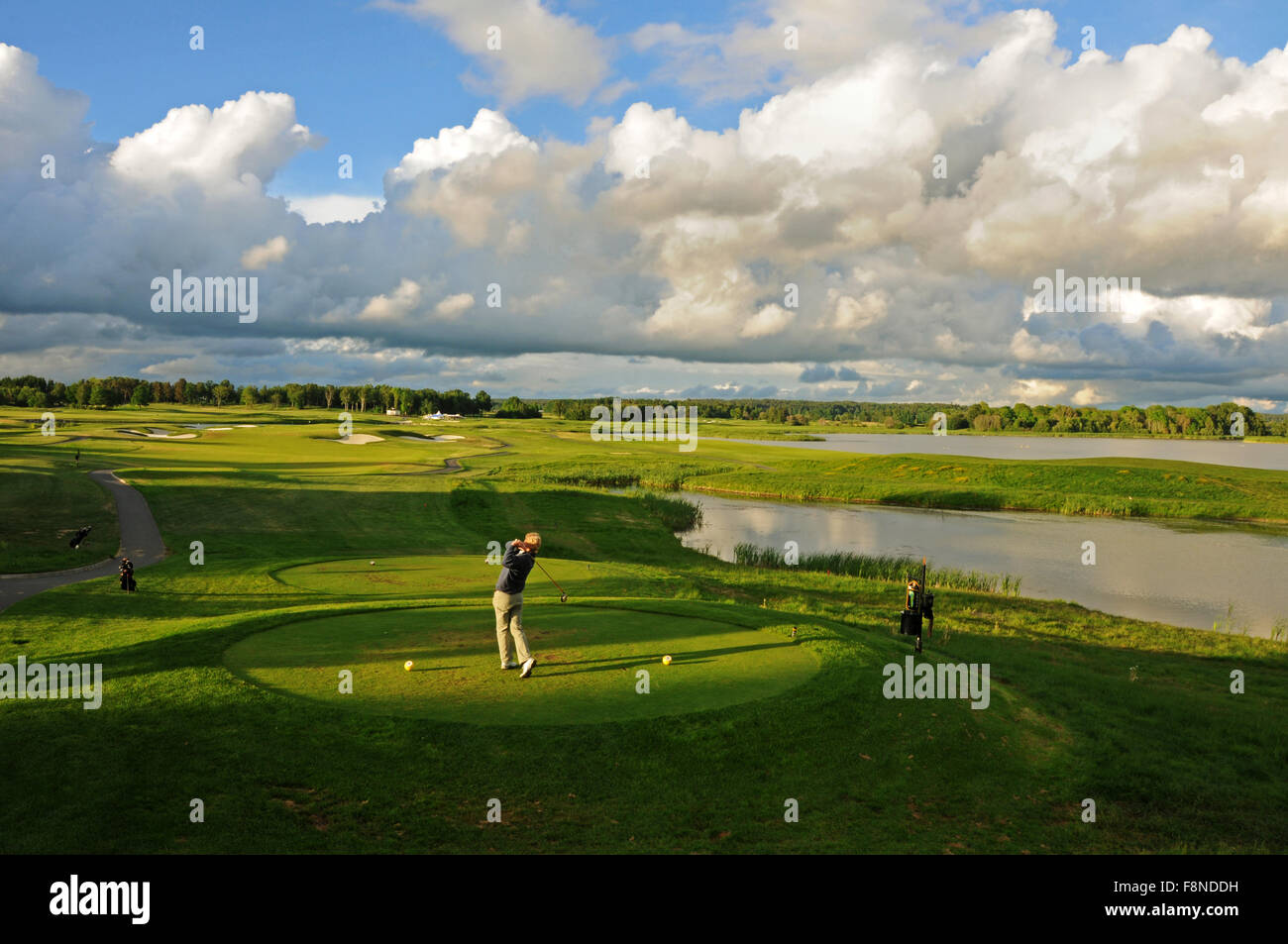 Sonnenuntergang Abschlag auf Stadium Course im Bro Hof Slott Golf Club, ein Golfplatz befindet sich in Upplands-Bro am See Mälaren in Schweden Stockfoto