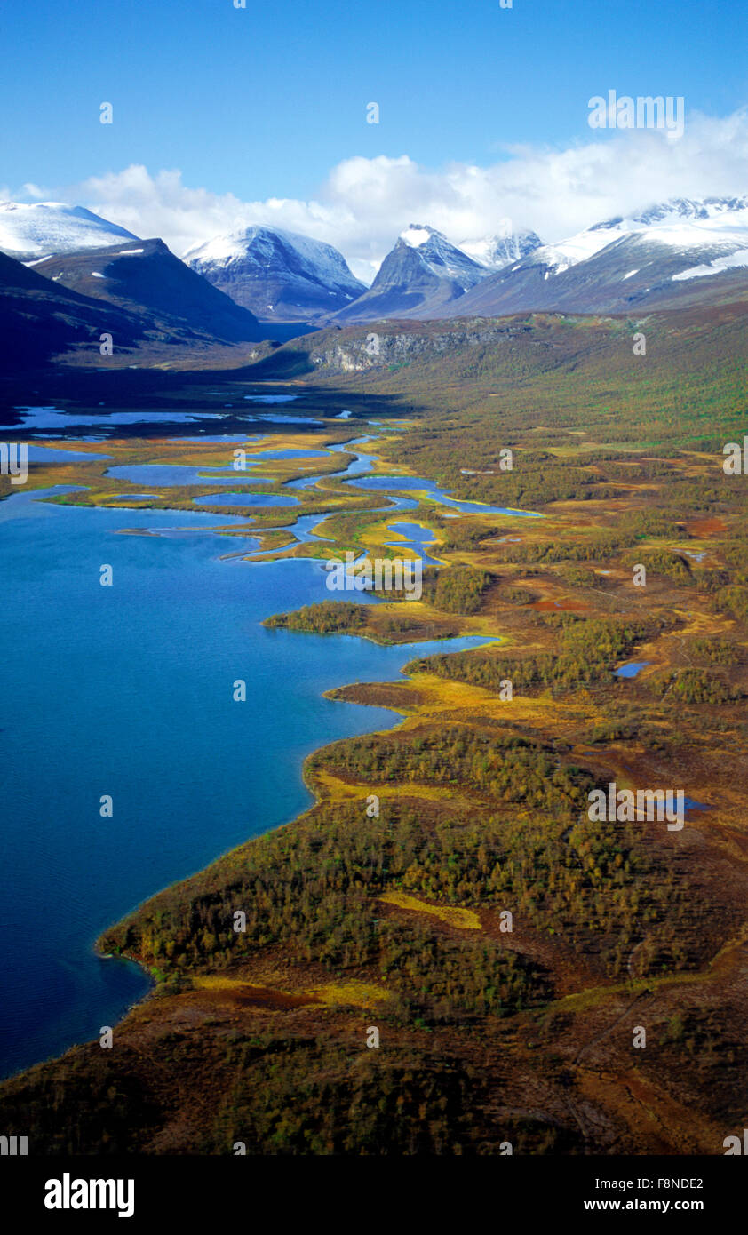 Luftaufnahme des Latjovagge-Tals mit Seen und Flüsse unter Kebnekaise Berge in Schwedisch-Lappland Stockfoto