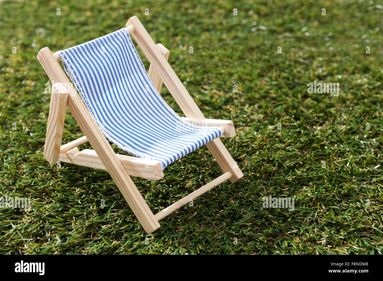 Modell Liegestuhl auf Rasen Stockfoto