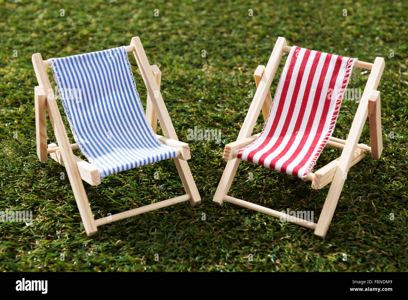 Zwei Modell-liegen auf dem Rasen Stockfoto Zwei Modell-liegen auf dem Rasen Stockfoto