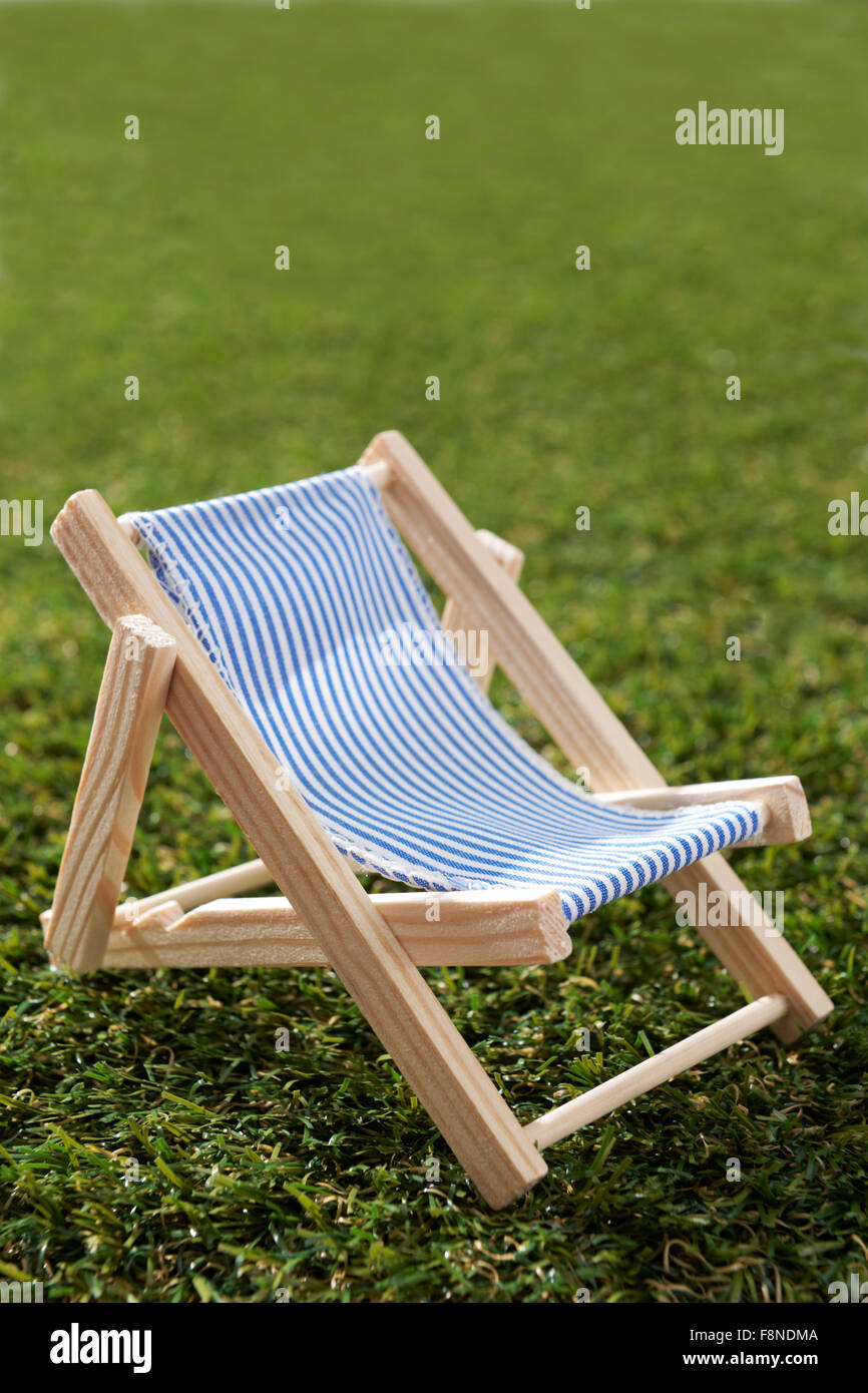 Modell Liegestuhl auf Rasen Stockfoto