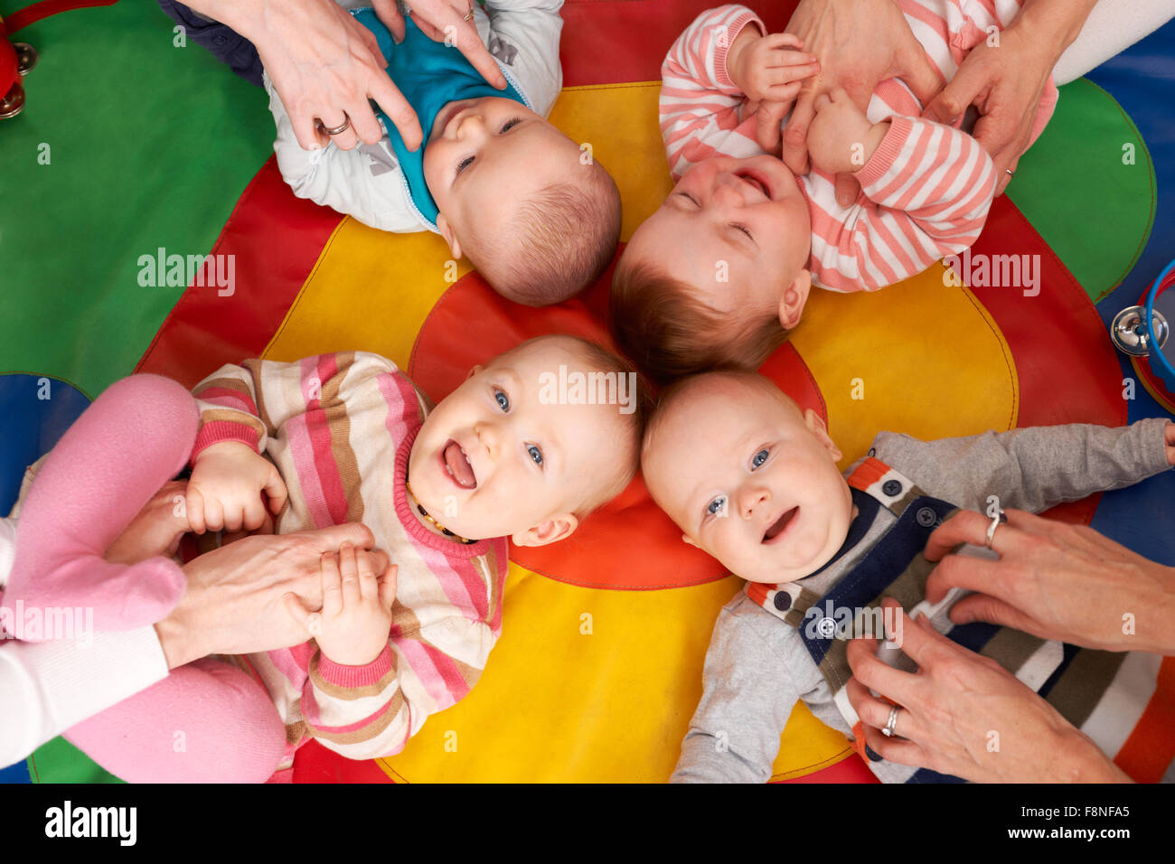 Draufsicht der Babys, die Spaß am Kindergarten Spielgruppe Stockfoto
