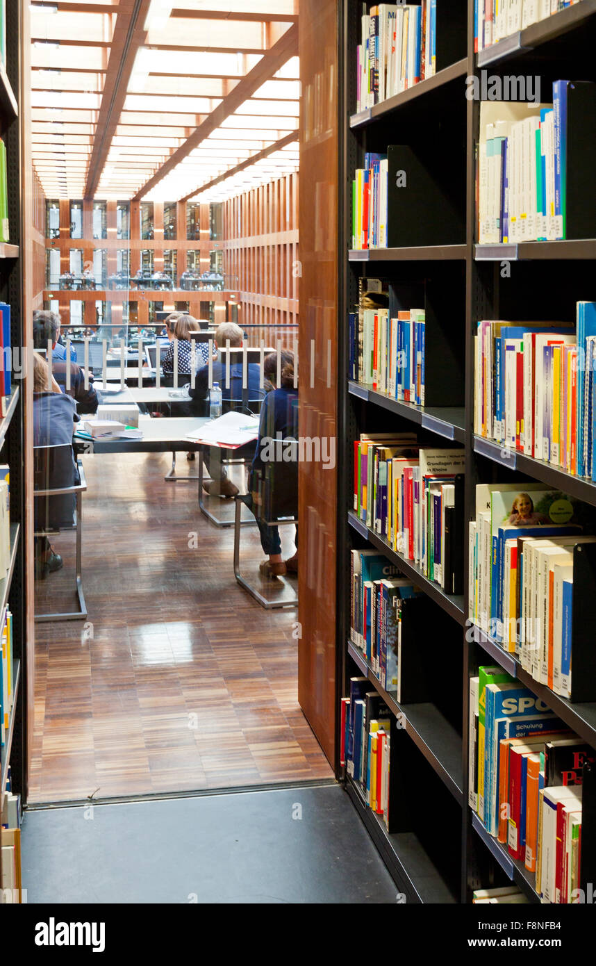 BERLIN, Deutschland - 1. Juli 2014: Humboldt-Universität Bibliothek in Berlin. Es ist eines der fortschrittlichsten wissenschaftlichen Bibliotheken in Deutschland Stockfoto