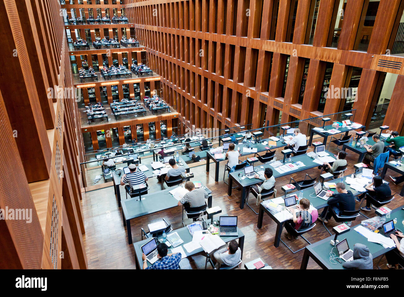 BERLIN, Deutschland - 1. Juli 2014: Humboldt-Universität Bibliothek in Berlin. Es ist eines der fortschrittlichsten wissenschaftlichen Bibliotheken in Deutschland Stockfoto