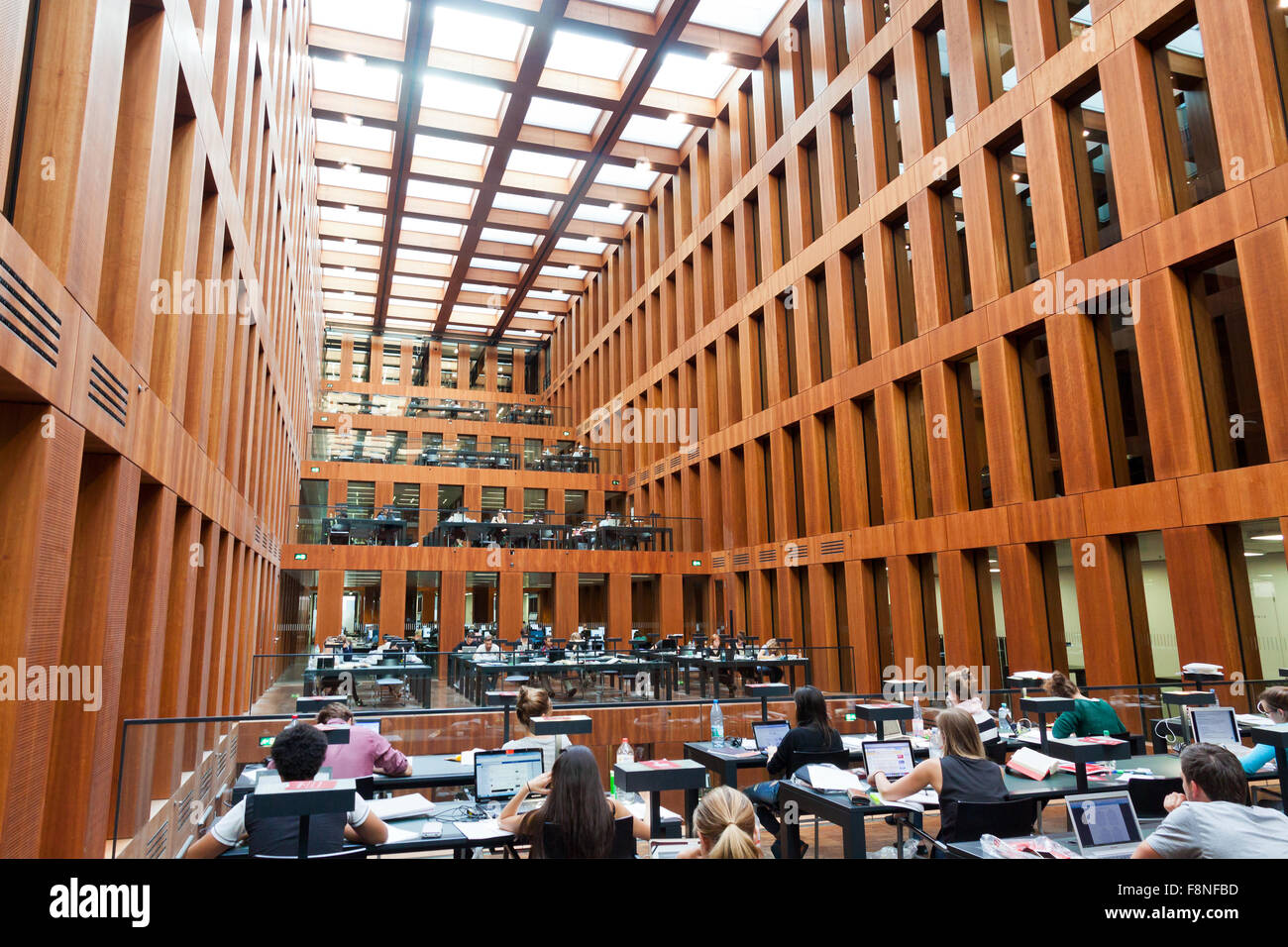 BERLIN, Deutschland - 1. Juli 2014: Humboldt-Universität Bibliothek in Berlin. Es ist eines der fortschrittlichsten wissenschaftlichen Bibliotheken in Deutschland Stockfoto