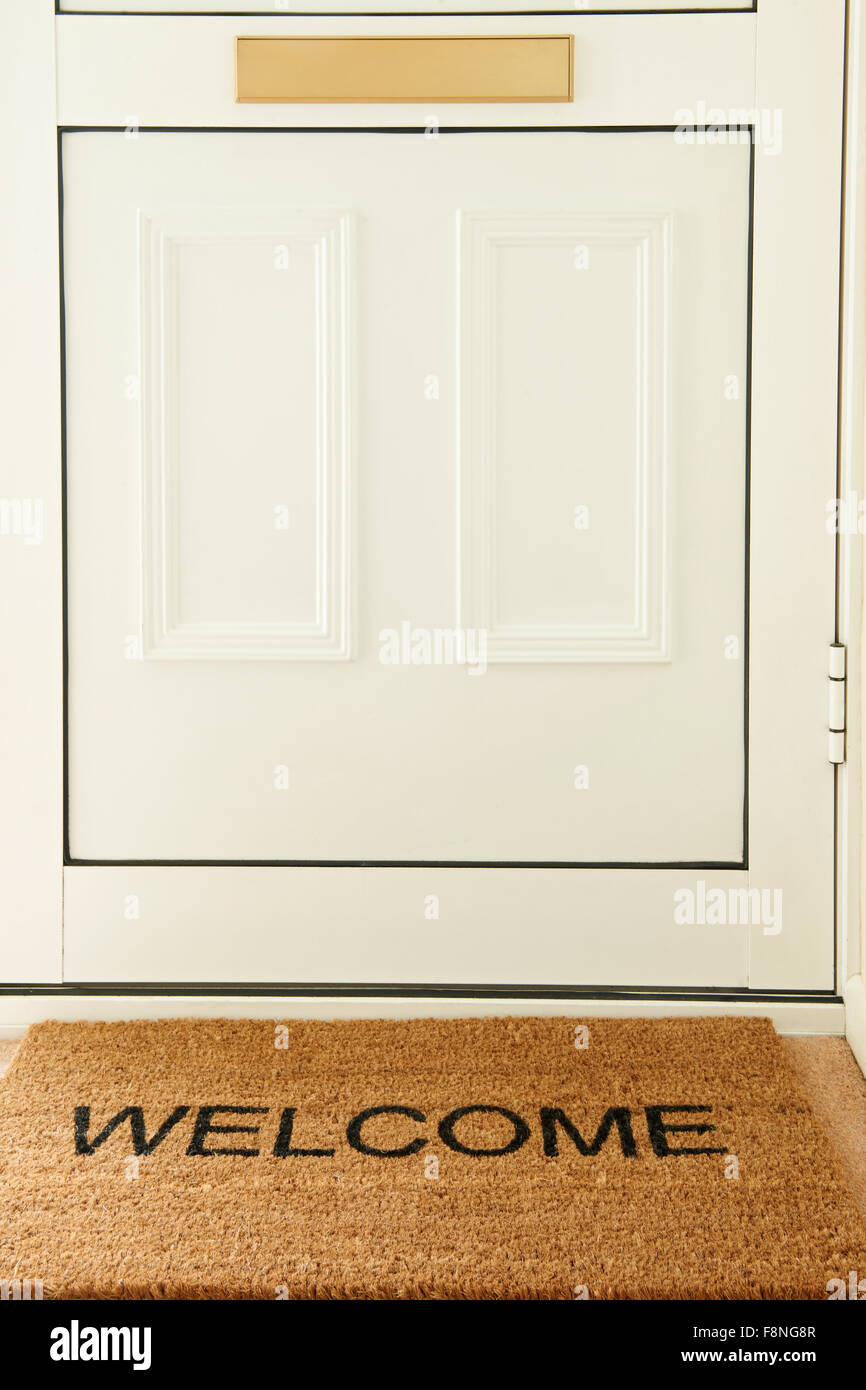 Willkommene Matte vor der Tür zu Hause Stockfoto