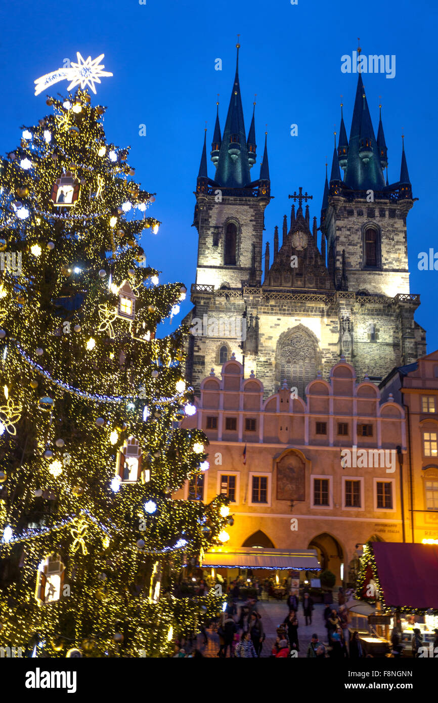 Prager Weihnachtsmarkt Altstädter Ring Baum Kirche, Prag, Tschechien Stockfoto