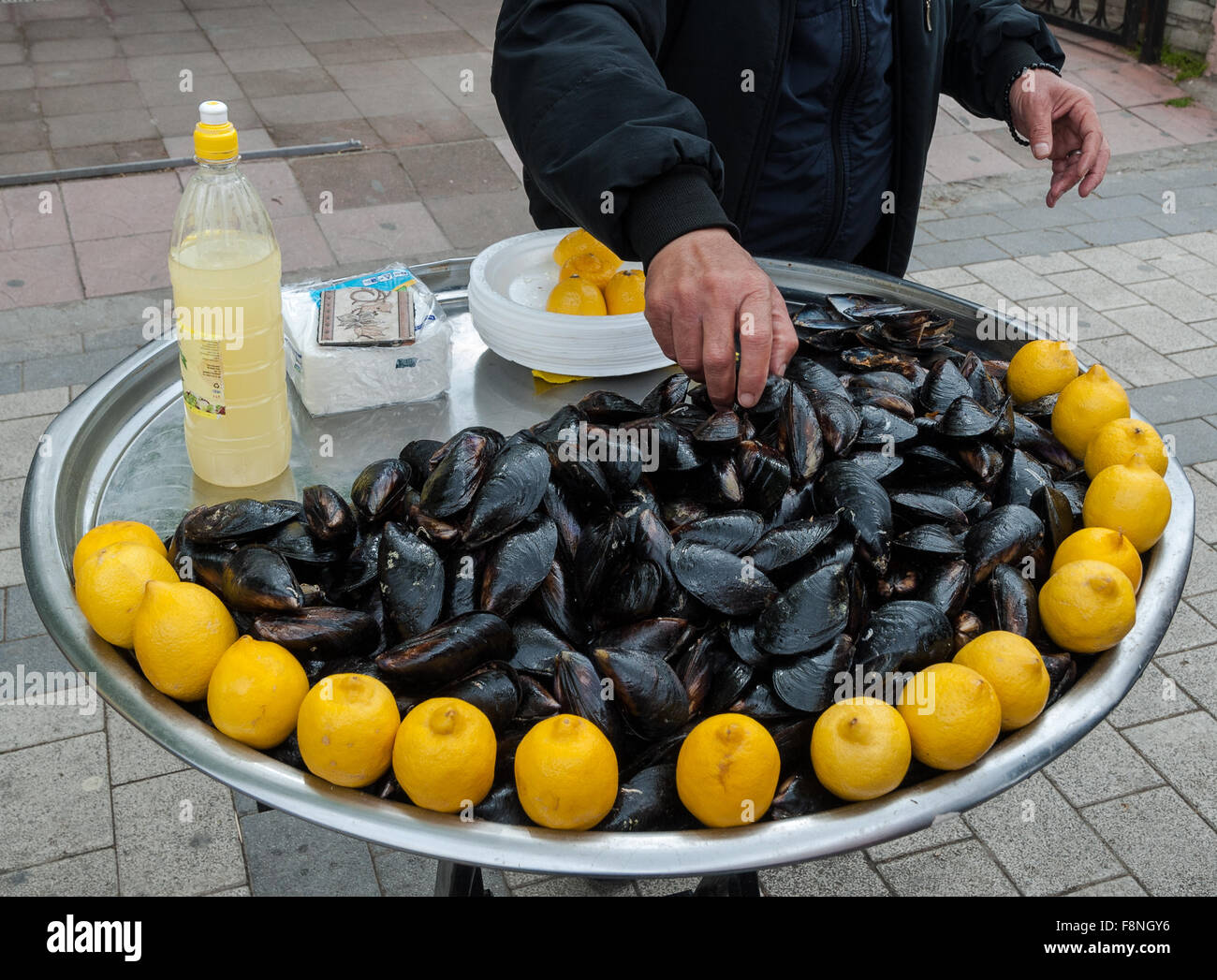 Muscheln mit Zitrone als Straße Nahrung in Cannakkale, Türkei Stockfoto