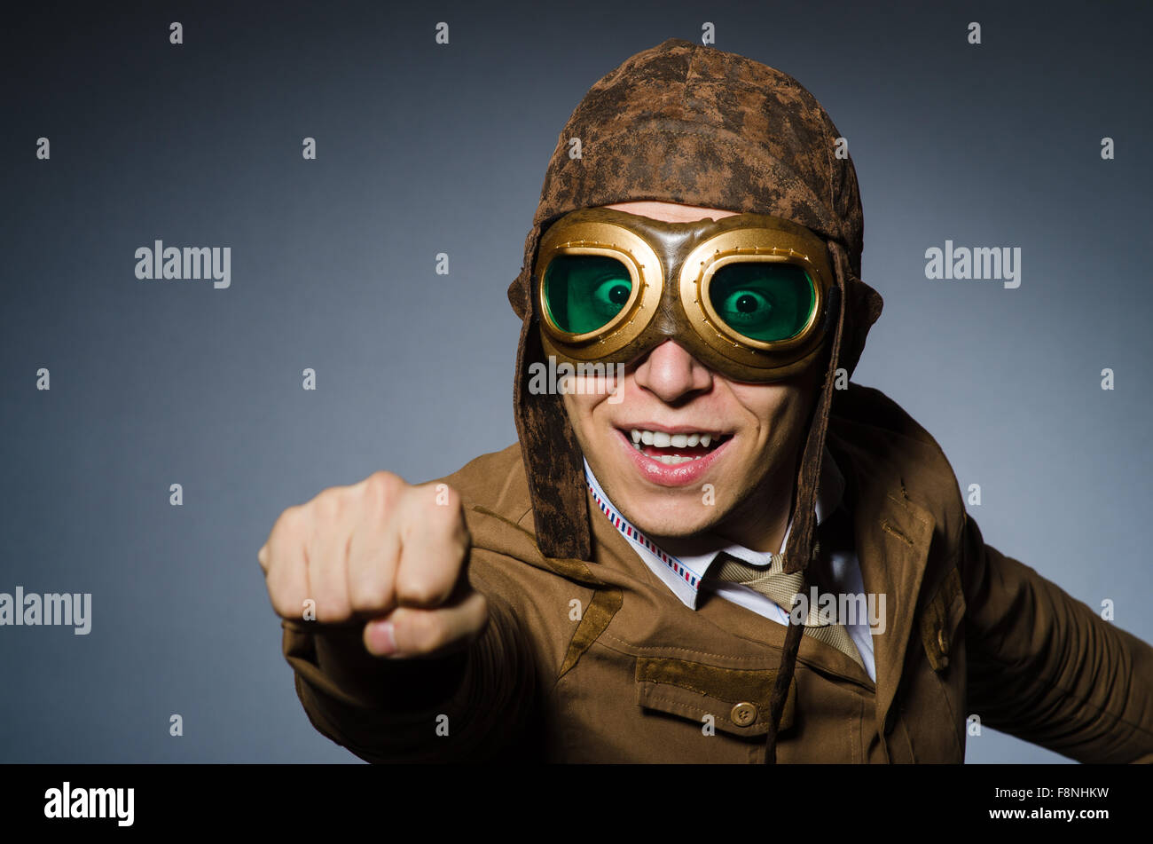 Lustige Pilot mit Brille und Helm Stockfotografie - Alamy