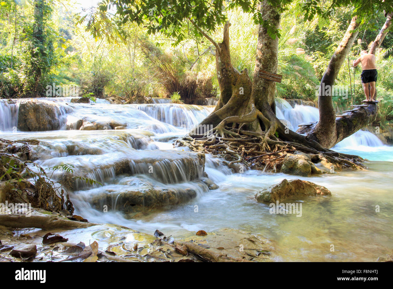 Mann/Frau springen in einer Lagune in einem Fluss in Luang Prabang, Laos Stockfoto