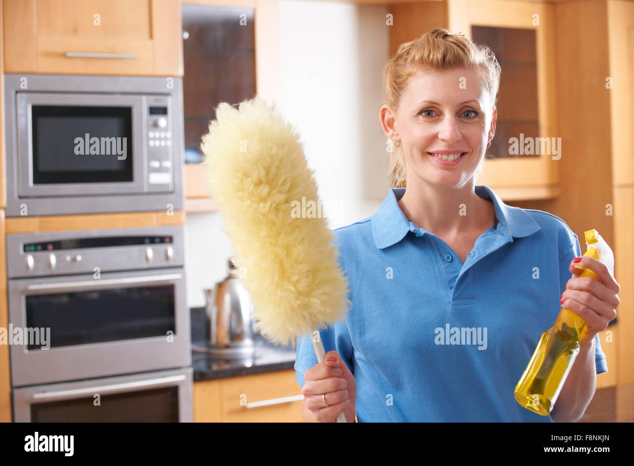 Weibliche Reiniger arbeiten In Küche Stockfoto