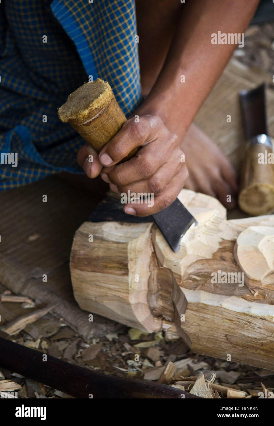 Myanmar, März 2014: Close Up der birmanischen Handwerker arbeitet Holz. Magier nehmen in einem kleinen Dorf in der Region von Mandalay (Burma) Stockfoto