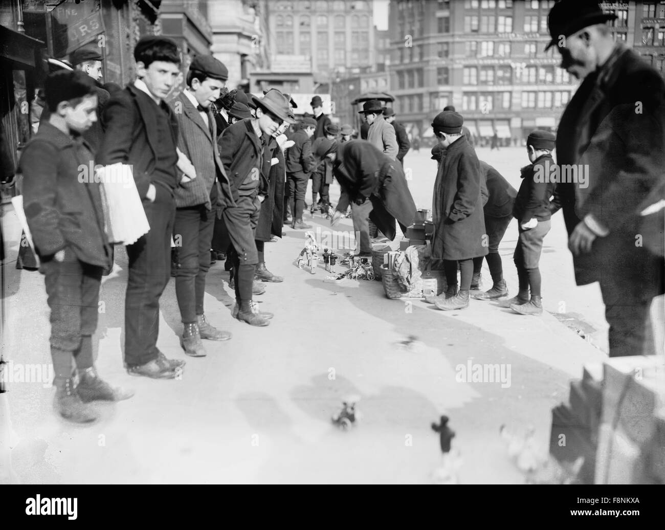 Gruppe von Gosse Spielzeug Händler und jungen, New York City, USA, 1903 Stockfoto