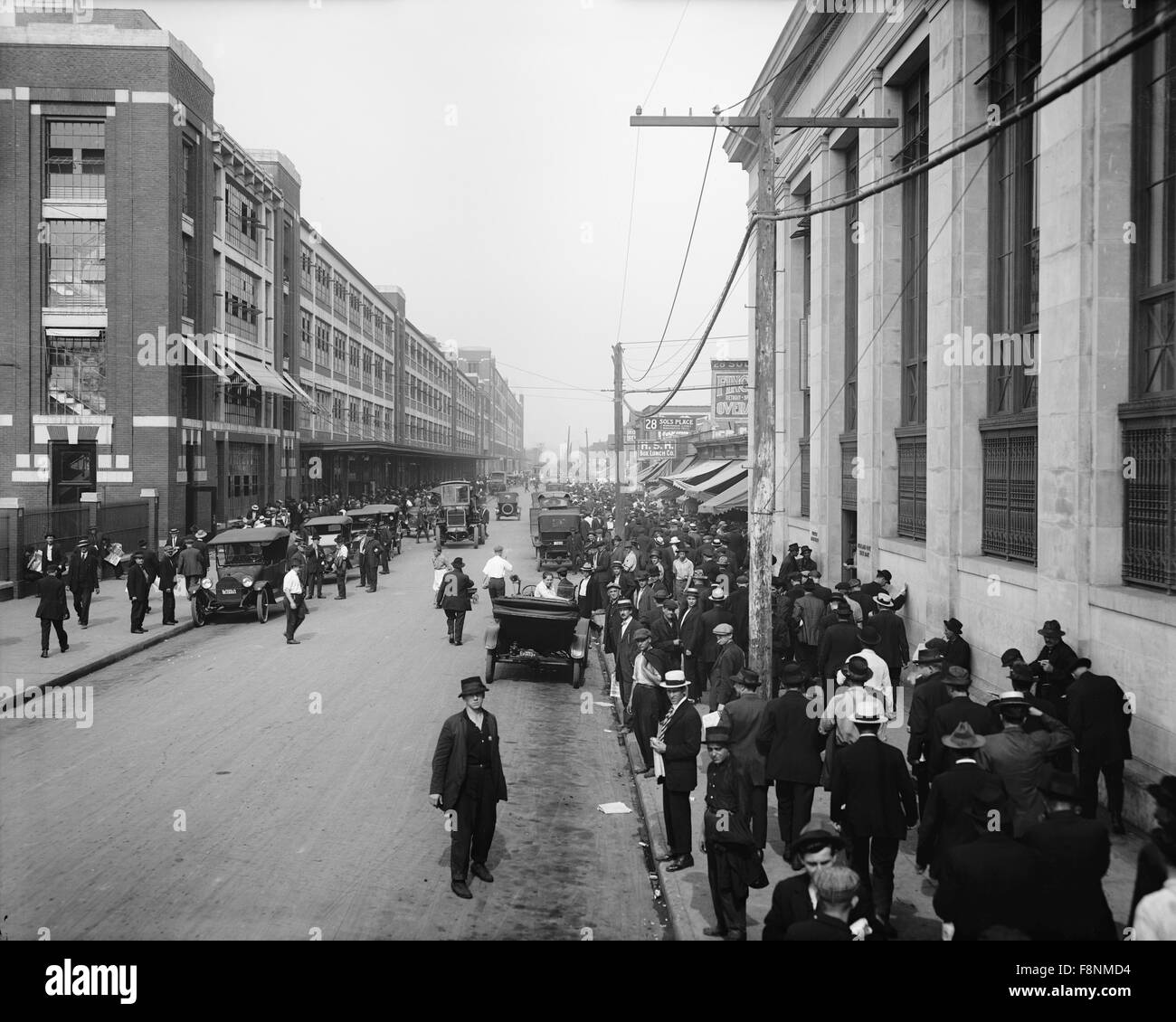 Arbeiter außen Ford Motor Company, Detroit, Michigan, USA, 1910 Stockfoto