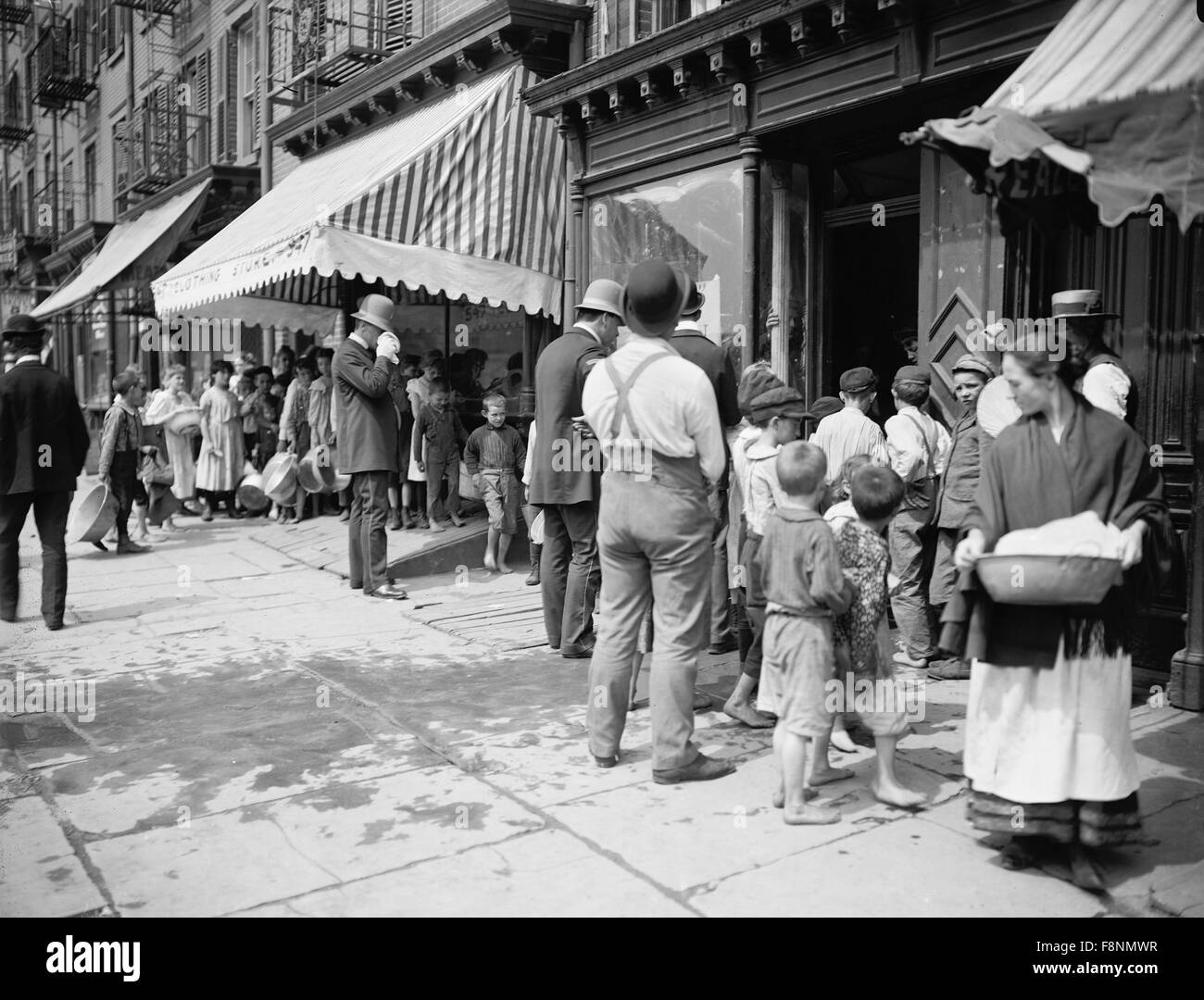 Gruppe von Menschen in der Schlange, kostenlose Eis, New York City, New York, USA, 1903 erhalten Stockfoto