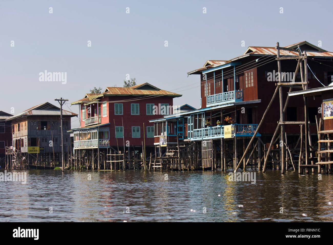 Typische schwimmende Häuser am Inle-See, Myanmar.  Traditionelle Stelzen aus Holz und Bambus-Häuser auf dem Wasser. Stockfoto