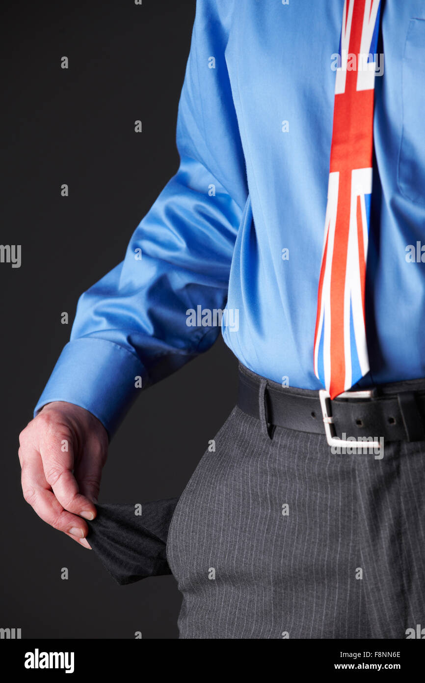 Britischer Unternehmer, die mit Union Jack Krawatte Tasche herausziehen Stockfoto