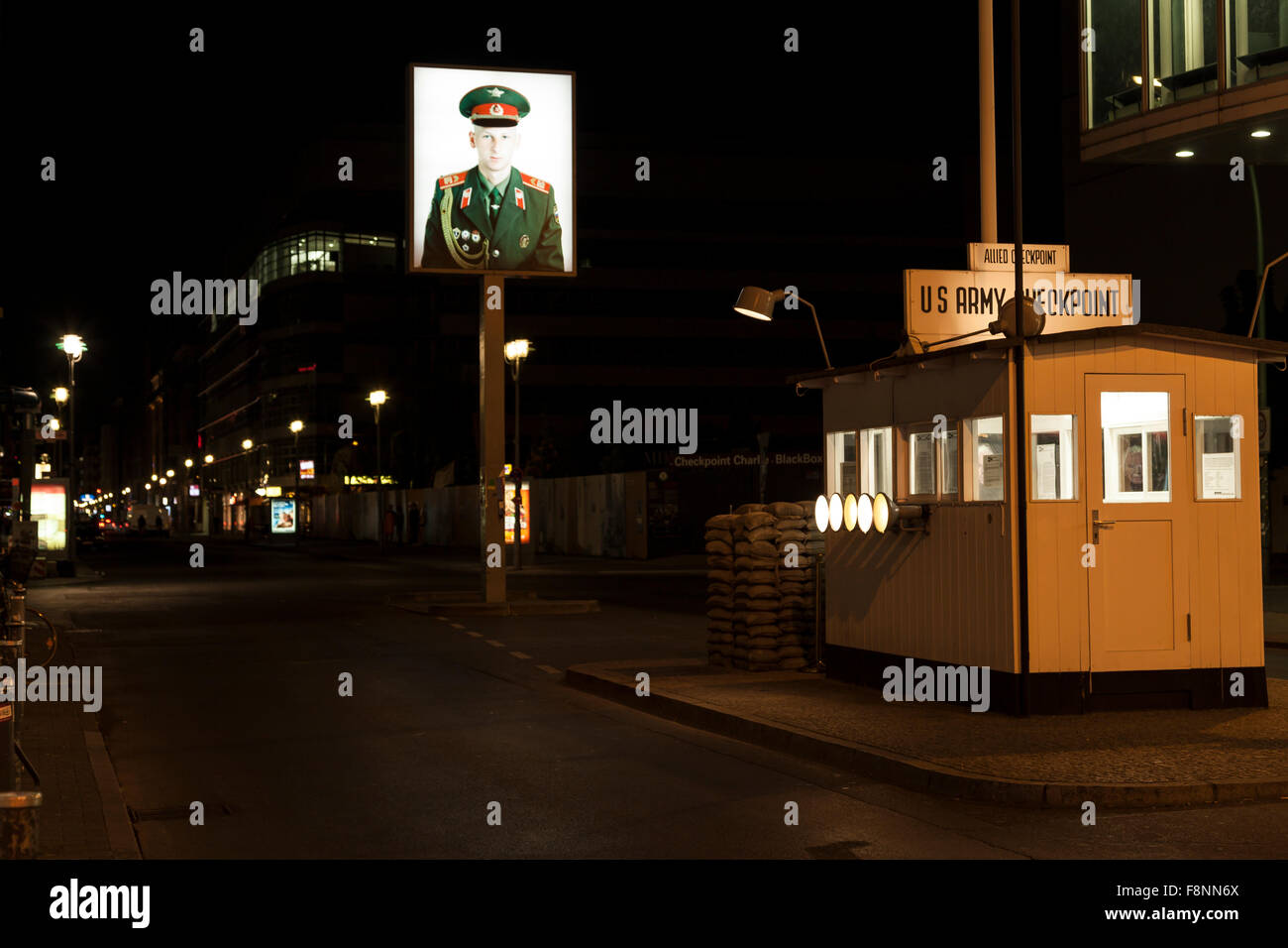 Checkpoint Charlie Bei Nacht in Berlin Stockfoto