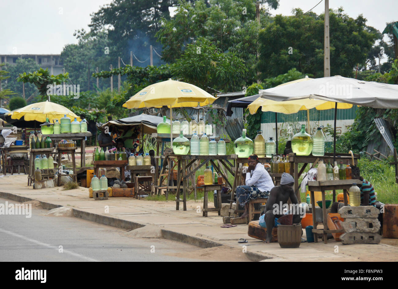 Gas (Benzin, Benzin) für den Verkauf am Straßenrand, Porto Novo, Benin Stockfoto