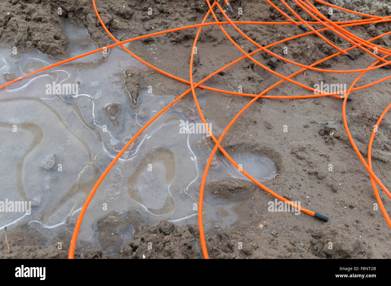 Orange Glasfaserkabel auf einer Baustelle Stockfoto