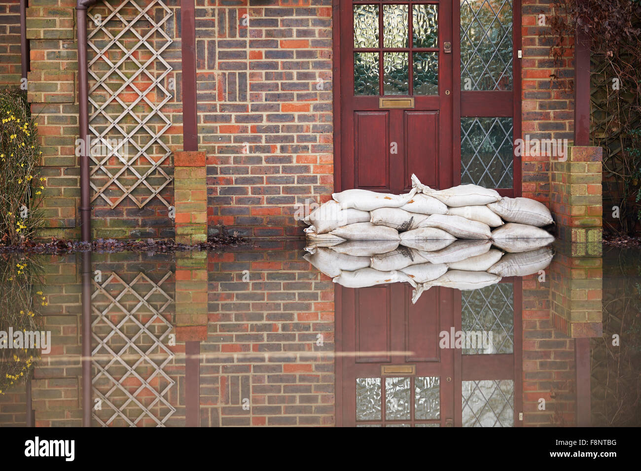 Sandsäcke vor die Haustür des überfluteten Haus Stockfoto