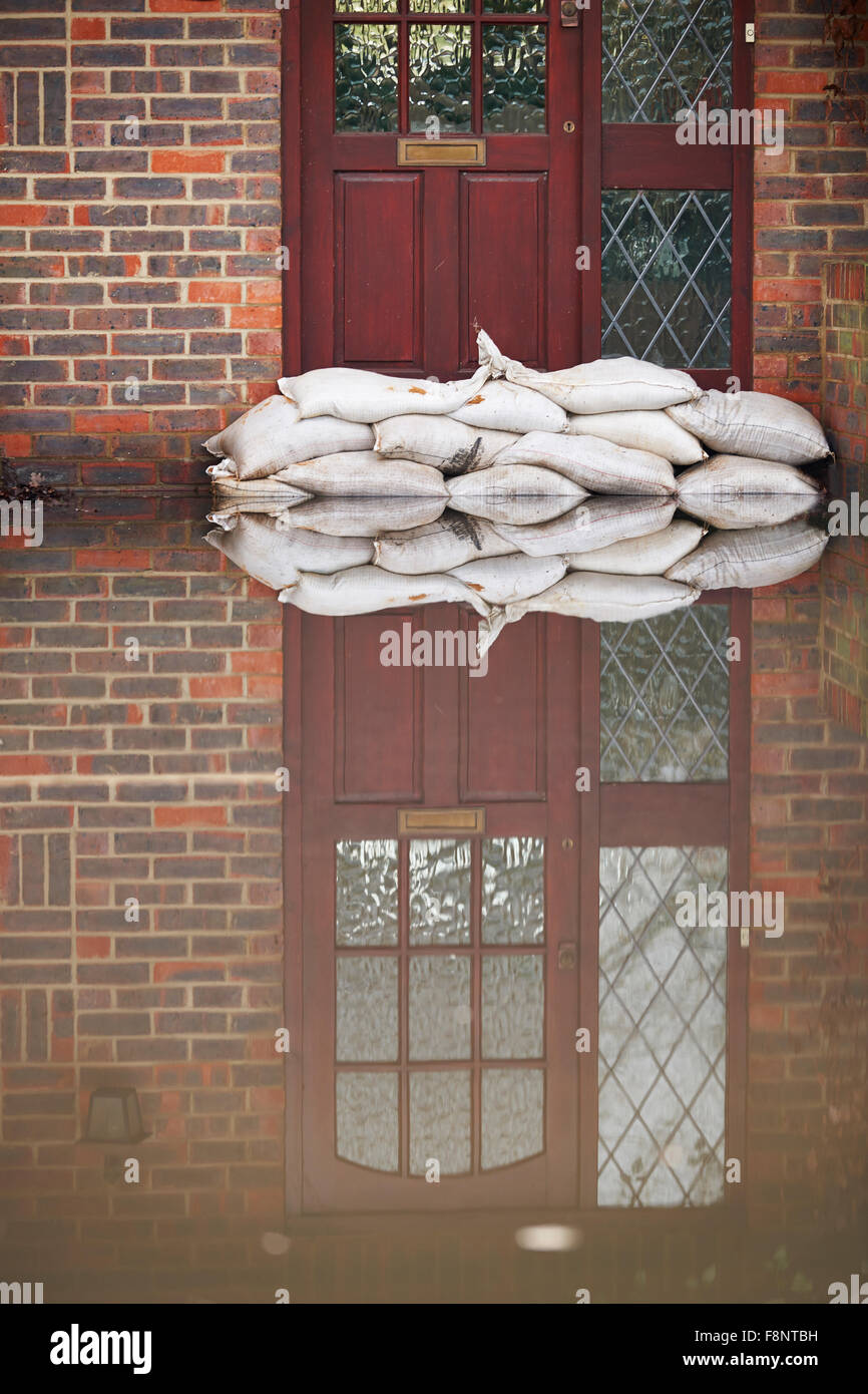 Sandsäcke vor die Haustür des überfluteten Haus Stockfoto