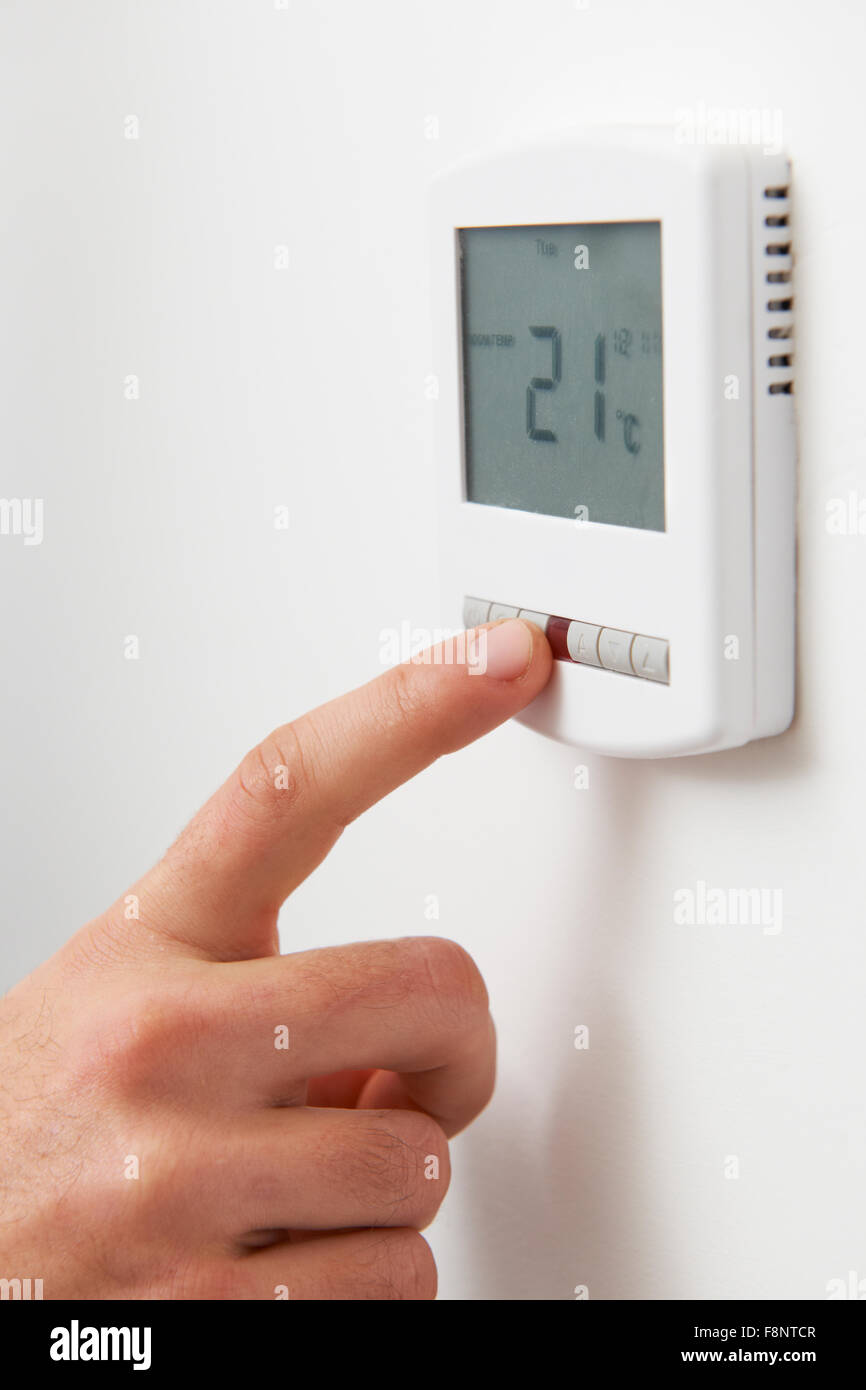 Close Up von hand einstellen digitaler Zentralheizung Thermostat Stockfoto