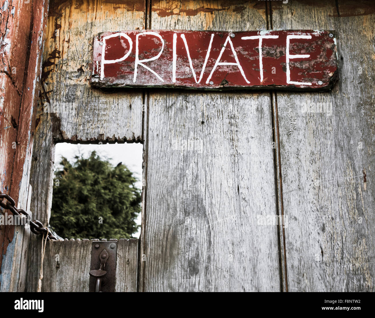 Private Zeichen auf alte Holztür Stockfoto