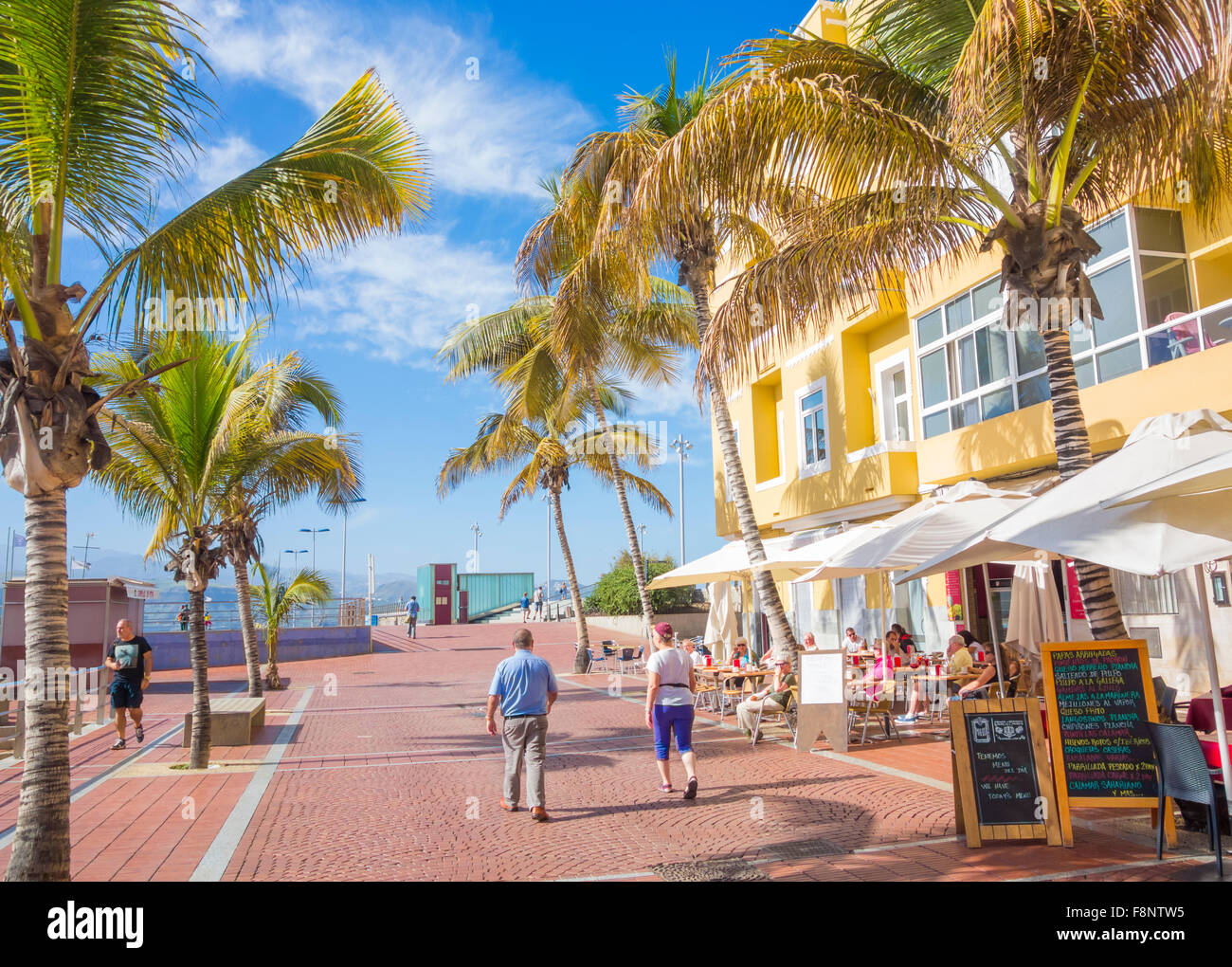 Restaurants mit Blick auf Las Canteras Strand. La Puntilla, Las Palmas, Gran Canaria, Kanarische Inseln, Spanien Stockfoto