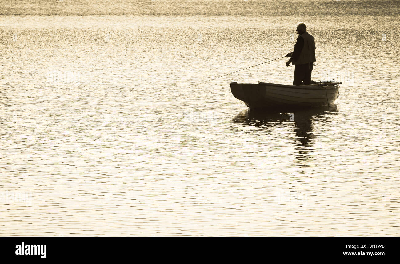 Man Fliege Fischen vom Boot am Stausee Stockfoto