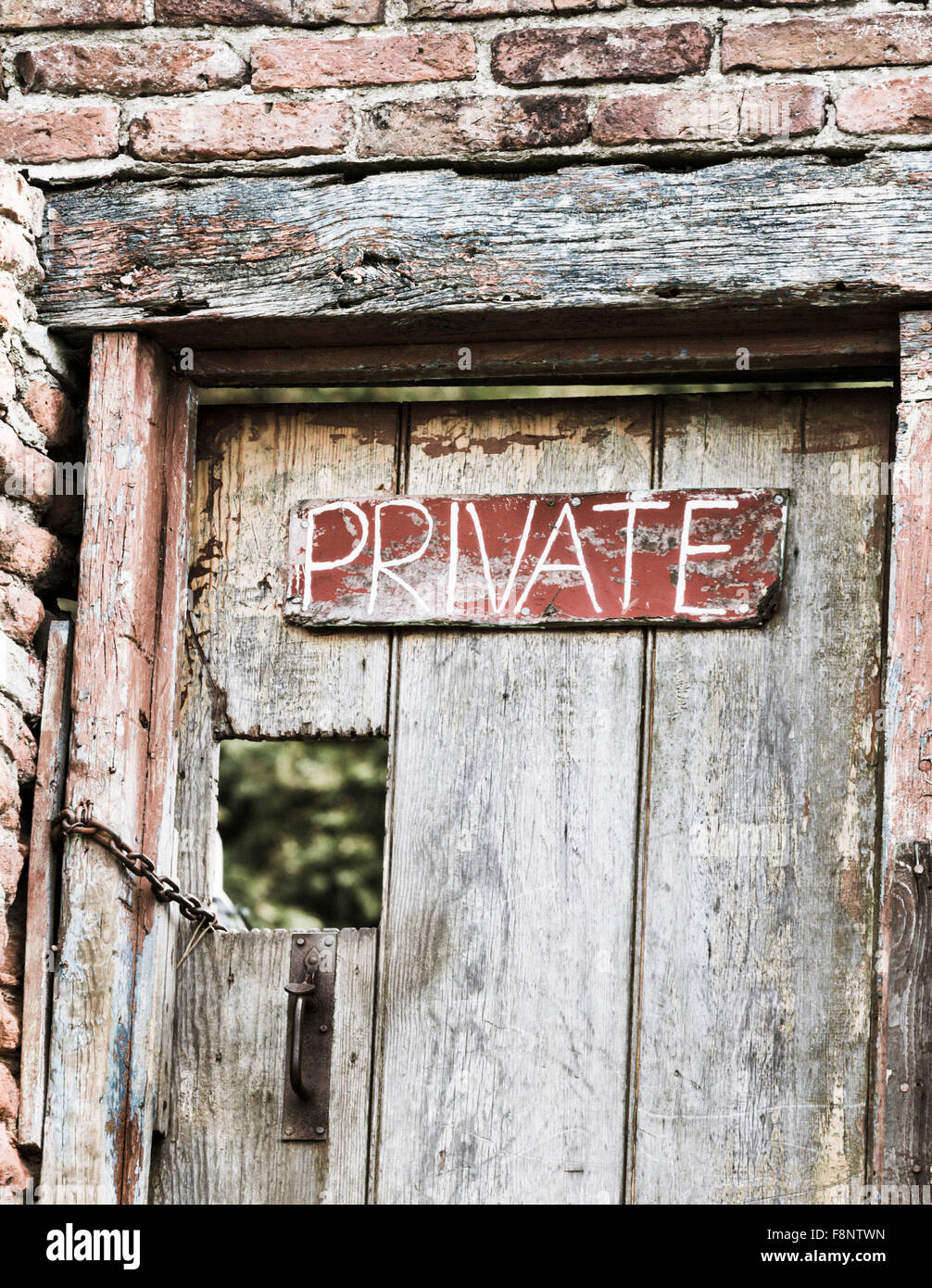 Private Zeichen auf alte Holztür Stockfoto