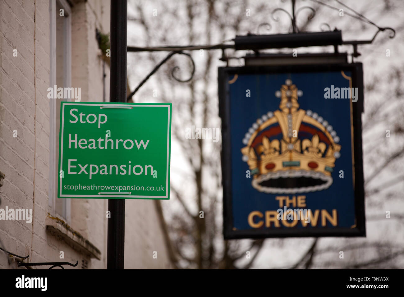 London, UK. 10. Dezember 2015. Eine "Stop Heathrow Expansion" Bekanntmachung vor The Crown Pub in Harmondsworth Dorf. Bildnachweis: Mark Kerrison/Alamy Live-Nachrichten Stockfoto