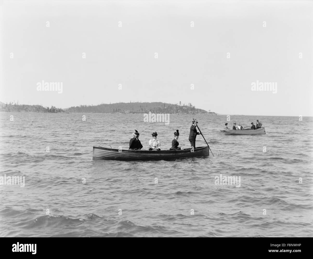 Gruppe von Menschen Bootfahren ab Presque Isle, Lake Superior, Marquette, Michigan, USA, ca. 1895 Stockfoto