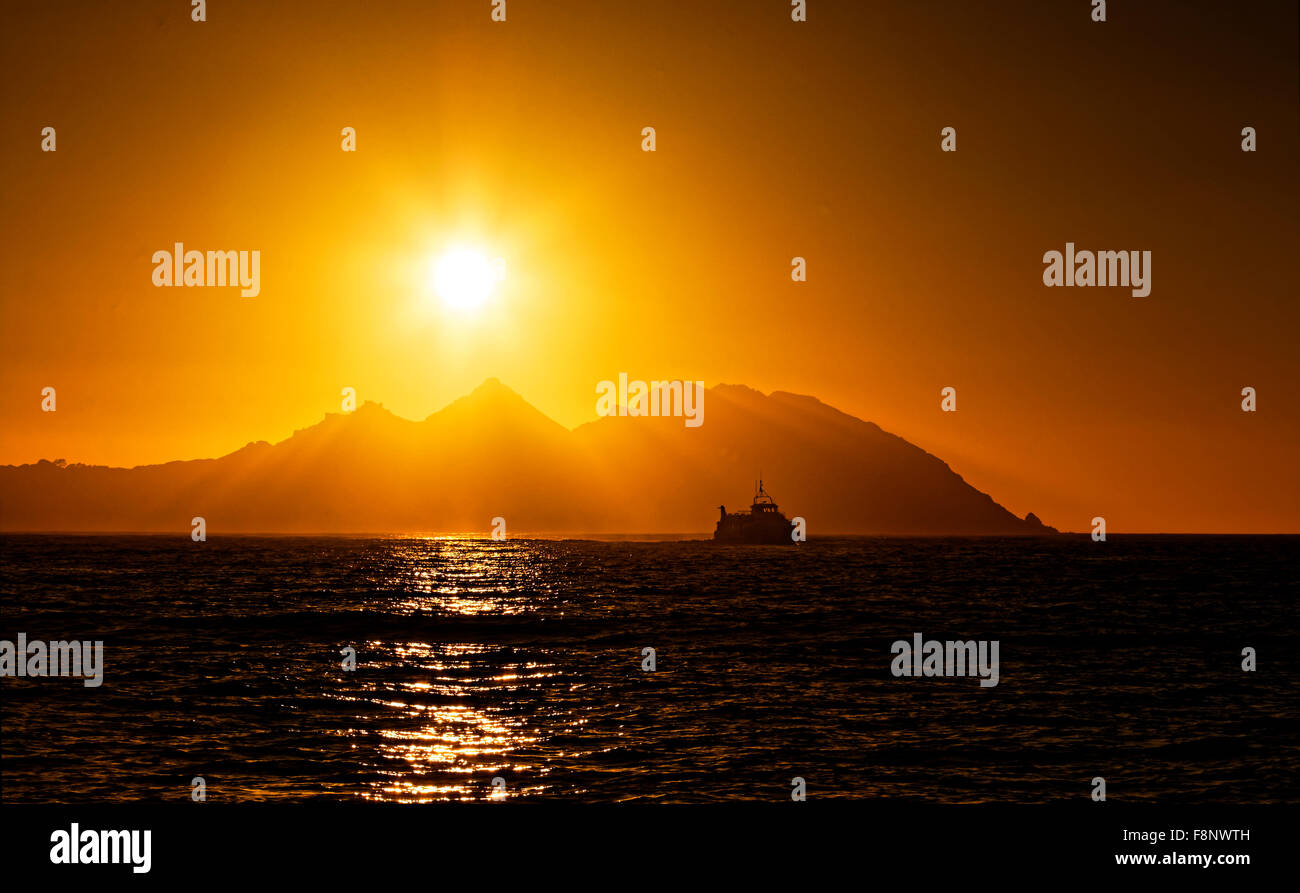 Mystisch und dunkelgelbe Sonnenuntergang über Cíes-Inseln, eine ozeanische Nationalpark in Galicien, Spanien Stockfoto