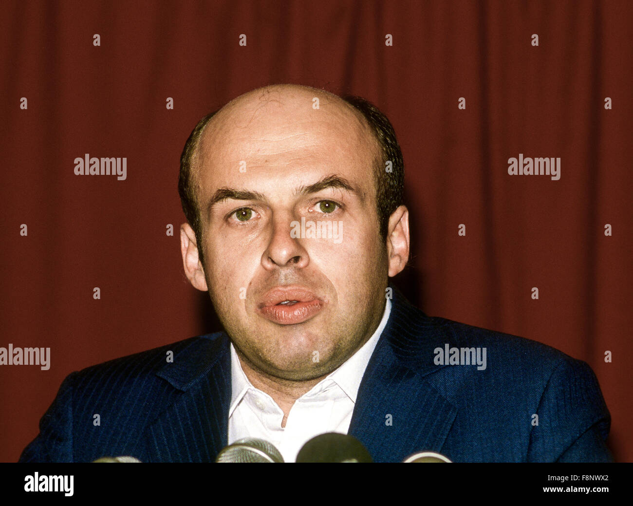 Washington, DC, USA spricht 6. Mai 1986 Natan Sharansky russischen vertritt gegenüber Reportern während einer Pressekonferenz in Washington nur 3 Monate da er von einem sowjetischen Gulag (Gefängnis) veröffentlicht wurde. Im Jahr 1977 war Sharansky unter dem Vorwurf der Spionage für die CIA und Hochverrats verhaftet und verurteilt zu 13 Jahren Zwangsarbeit in Perm 35, einem sibirischen Arbeitslager (Gulag). Sharansky erschien in einer Auflage von März 1990 der Zeitschrift National Geographic. Der Artikel "Die letzten Tage des Gulag" von Mike Edwards, Profile durch Fotografien und Credit: Mark Reinstein Stockfoto