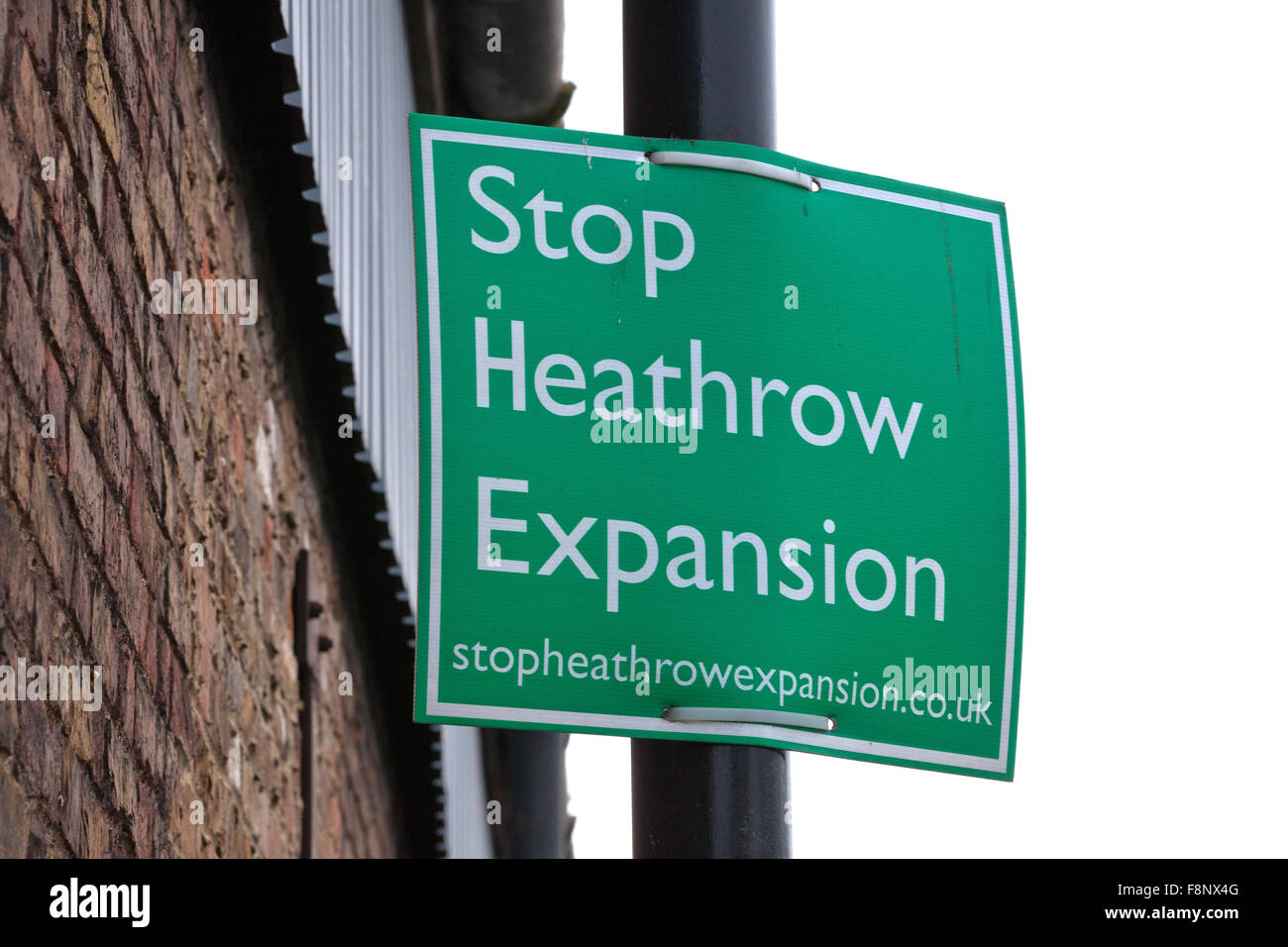 London, UK. 10. Dezember 2015. Eine "Stop Heathrow Expansion" Bekanntmachung in Harmondsworth Dorf. Bildnachweis: Mark Kerrison/Alamy Live-Nachrichten Stockfoto