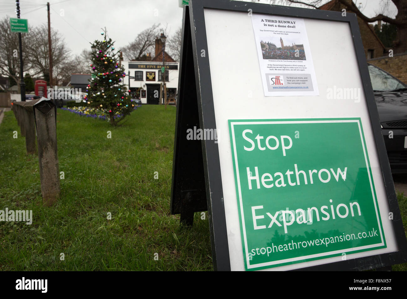 London, UK. 10. Dezember 2015. "Stop Heathrow Expansion" Mitteilungen in Harmondsworth Dorf am Tag für Premierminister David Cameron endgültige Entscheidung über Heathrow 3. Start-und Landebahn Erweiterung vorgesehen. Bildnachweis: Mark Kerrison/Alamy Live-Nachrichten Stockfoto