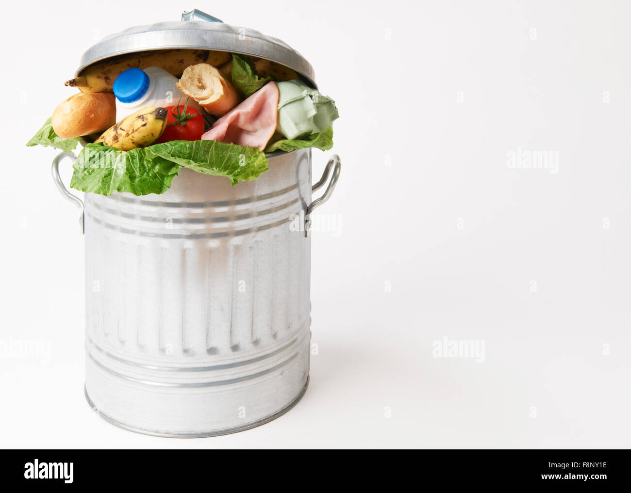 Frische Lebensmittel In Mülltonne Abfall zu veranschaulichen Stockfoto