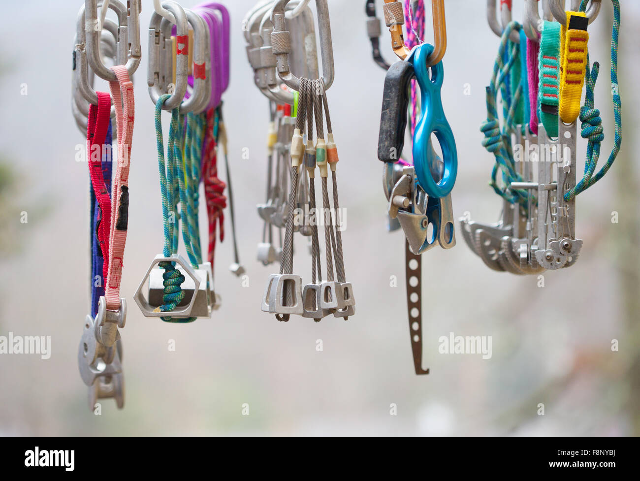 Eine Sammlung von Ausrüstungsteilen zum Schutz beim Klettern Stockfoto
