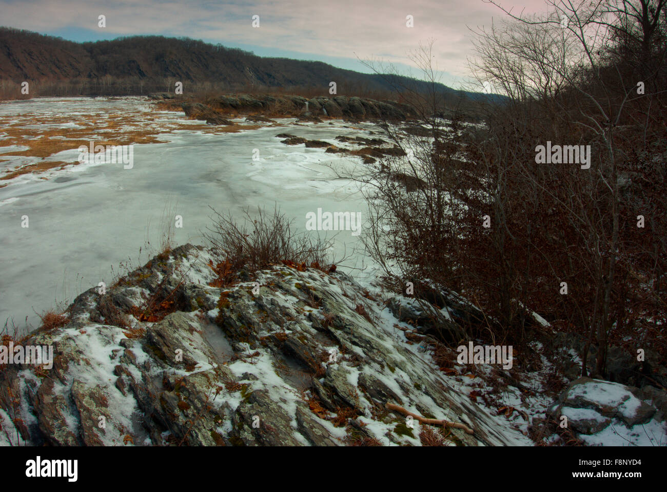 Blick über den gefrorenen Susquehanna River in einige ungewöhnlich kalten Wetter. Stockfoto