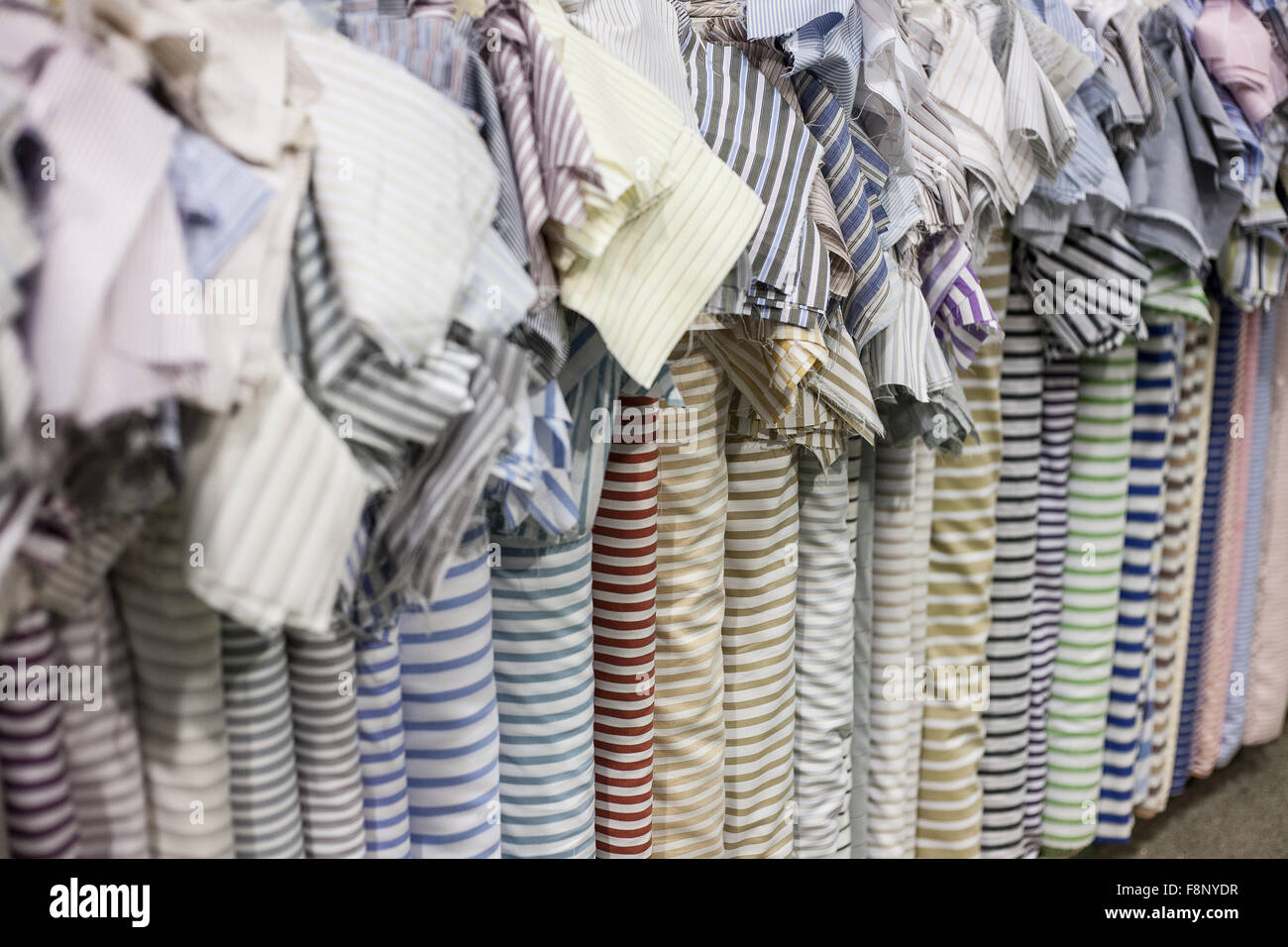 Eine Nahaufnahme, horizontale Aufnahme von Stoffschrauben, die ein detailliertes, sich wiederholendes Streifenmuster zeigen. Ideal als Konstruktionsressource oder Hintergrund. Stockfoto