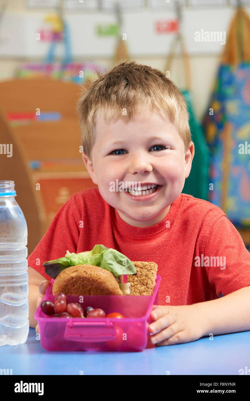 Schüler der Grundschule mit gesunde Lunch-Box Stockfoto